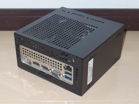 天板部、側面、リア部には大きく通気孔が設けられています