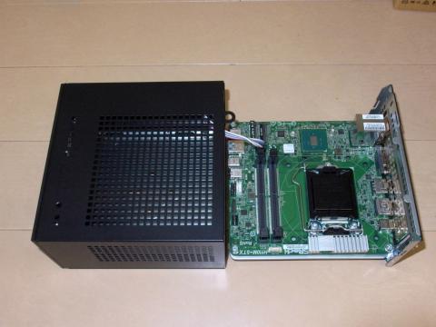 リアの4本のネジを外して、取っ手を引っ張るだけで簡単に取り外しできます