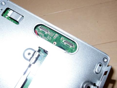 特殊コネクタのため、専用のケーブルが2本付属します