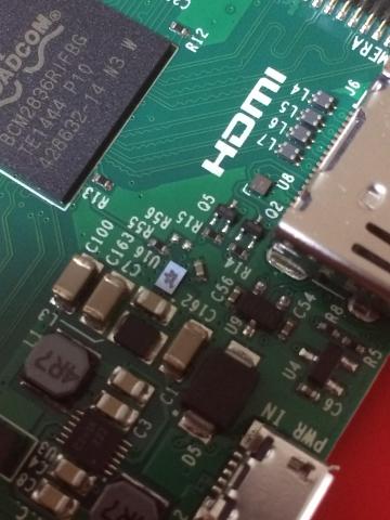 中央で光ってるのが問題のチップ