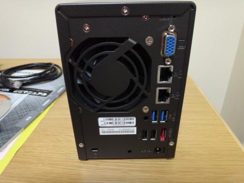 端子の豊富なリアパネル