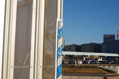 朝方、工事現場のフェンス