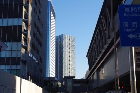 街並み:左側のビル、外壁に注目