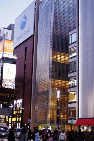 正面の建物、描写の細かさに注目