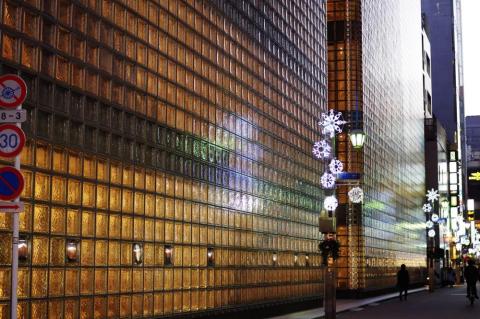 ガラスの壁面に注目