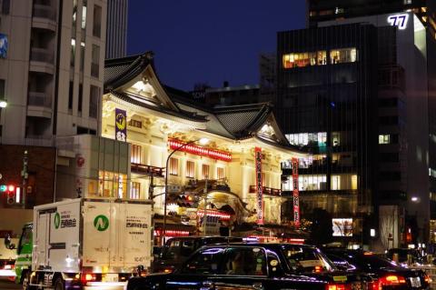 歌舞伎座を交差点側から