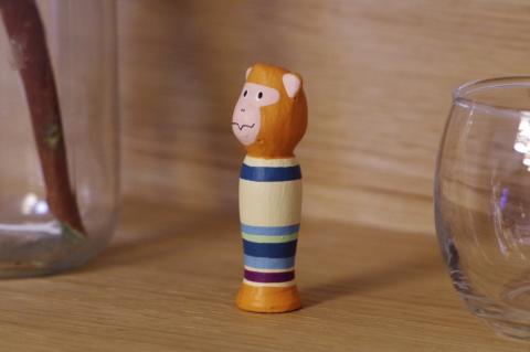 棚にあった小さなこけし。単3電池より少し大きいサイズ