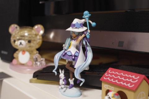 フィギュアをパチリ。室内でも明るく写りますが、顔より奥がボケてます。全部撮りたければ絞れ!という圧力ですね