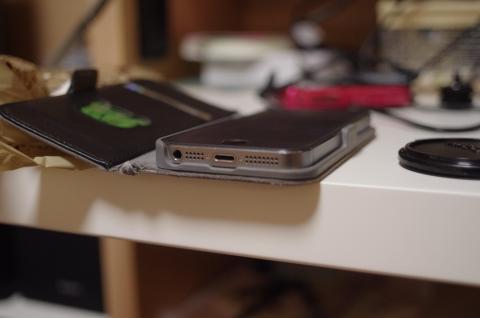 開放で1枚。iPhoneのコネクタに合わせたら、電源スイッチ側すらボケました。