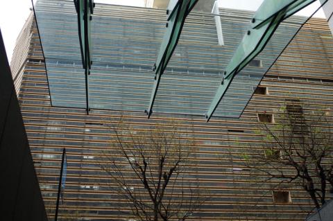 地下の階段から上を見上げた1枚。