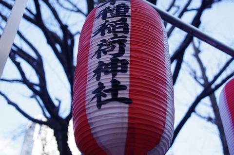 小さな神社の提灯です。寒々しい日陰の色合いがよく出てます。輪郭の滲んだ樹木もらしくて好きです
