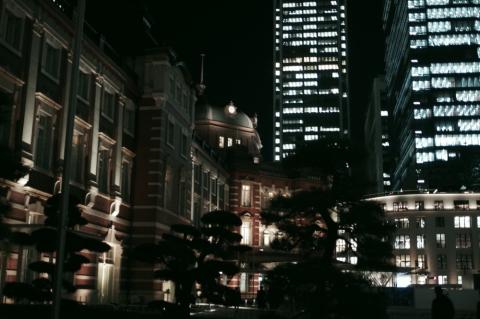 東京駅の駅舎です。銀残しは色が抑え気味になるので、場所を選べばいい感じです。全体的にペンタックスの色調設定は過剰演出気味かも。