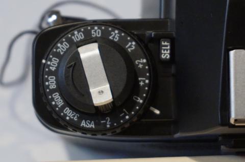 露出補正とISO感度設定。セルフタイマーは電子式。