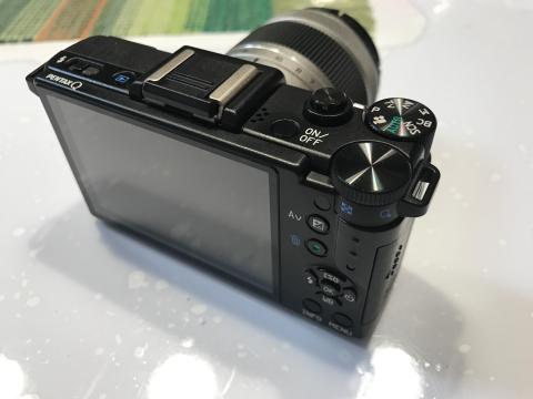 1ダイヤルの操作系は同社の一眼レフとほぼ同じ