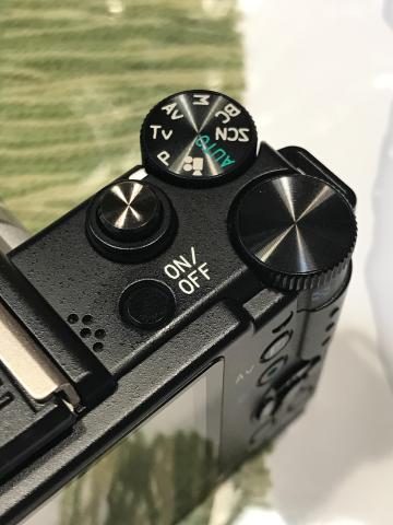 金属ボディの塗装は一眼レフと同じ。