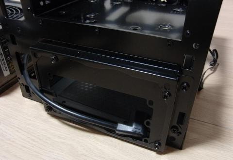 前部電源格納部(標準はSFX電源用ブランケット装着)