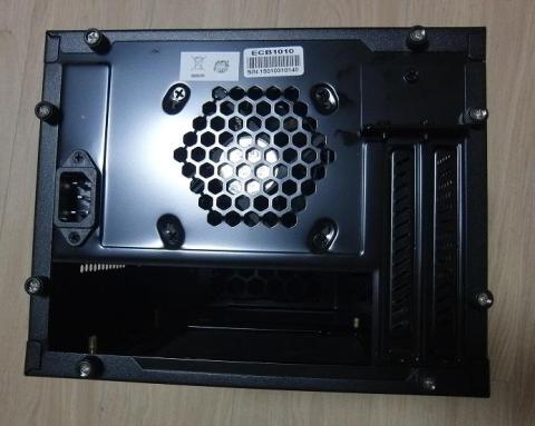 背面(排気口とデュアルスロット口)