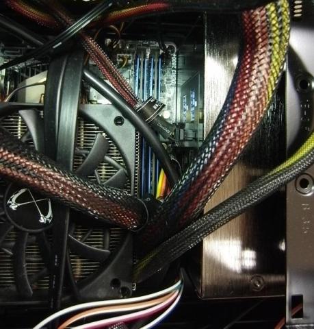 マザボと電源の隙間は、ほぼ無し