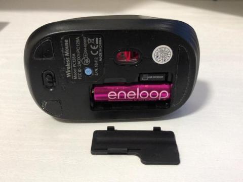 背面 単3電池とレシーバー