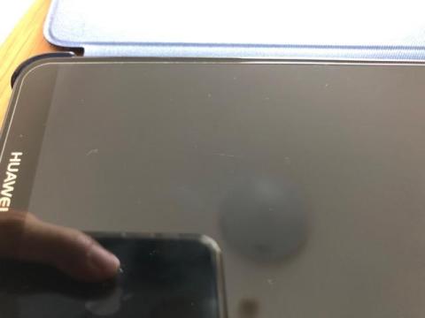 見えにくいですが中央付近に亀裂