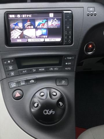 カーナビとシフトボタン、右がスタートスイッチ