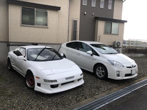 改造したMR2とノーマルプリウス