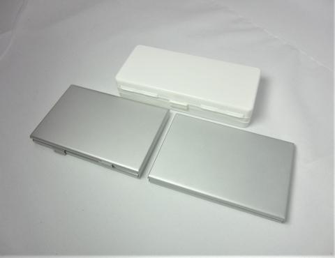 SANWAとELECOMのカードケースと比較
