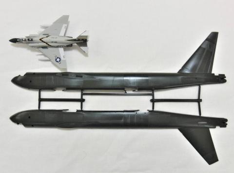 同スケールの、F-4ファントムと比較