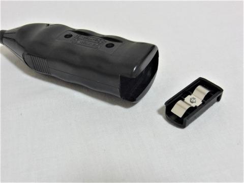 電池入り口はヤスリで削る