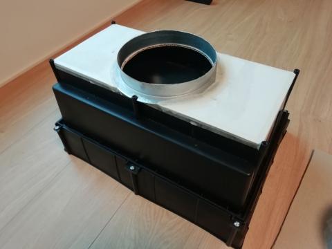 ブース背面を取り外しダクト受け設置