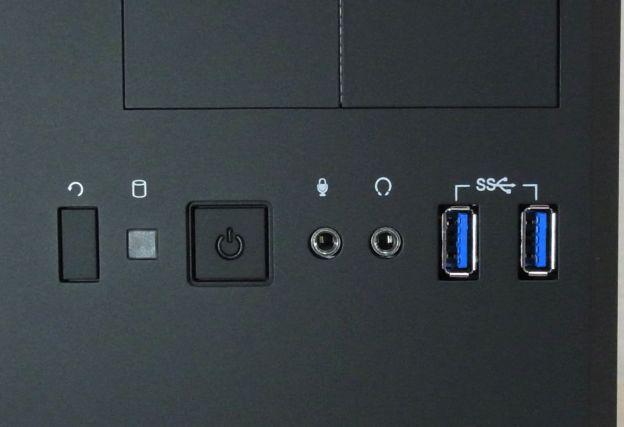 大きなケースのわりには前面USB3.0ポートは2つ。