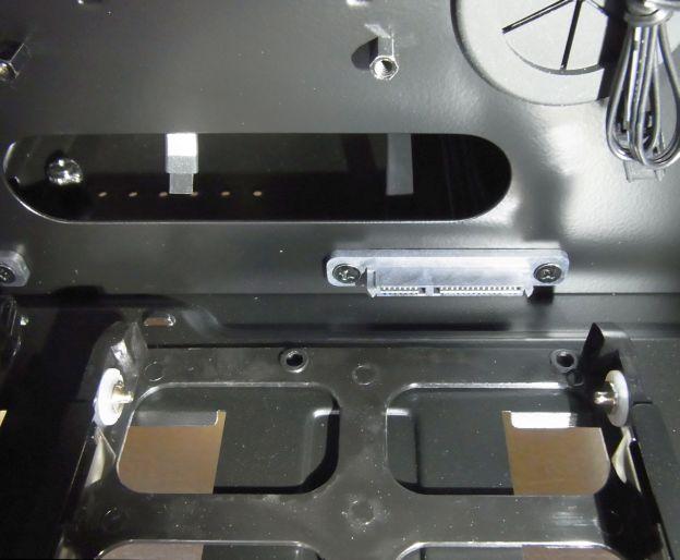 M/B側底面に置かれる3.5インチシャドウベイはコネクタ固定。