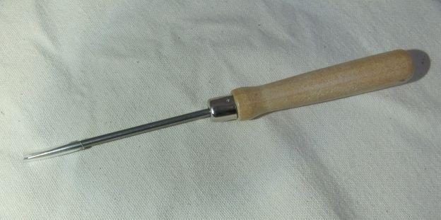 力かけて穴空ける...というイメージが沸かない華奢な造り