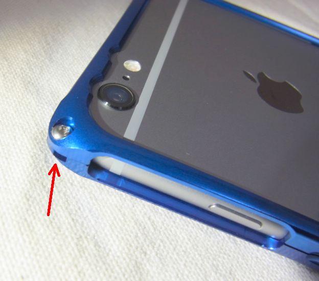 四隅にストラップホールがあるが、ネジを囲むデザインで強度高し。