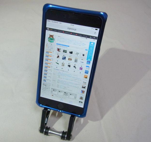 本来縦置き用のスタンドだが...(この状態で充電も可)