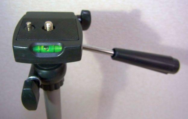 1000円という価格にしてはしっかりしている雲台。