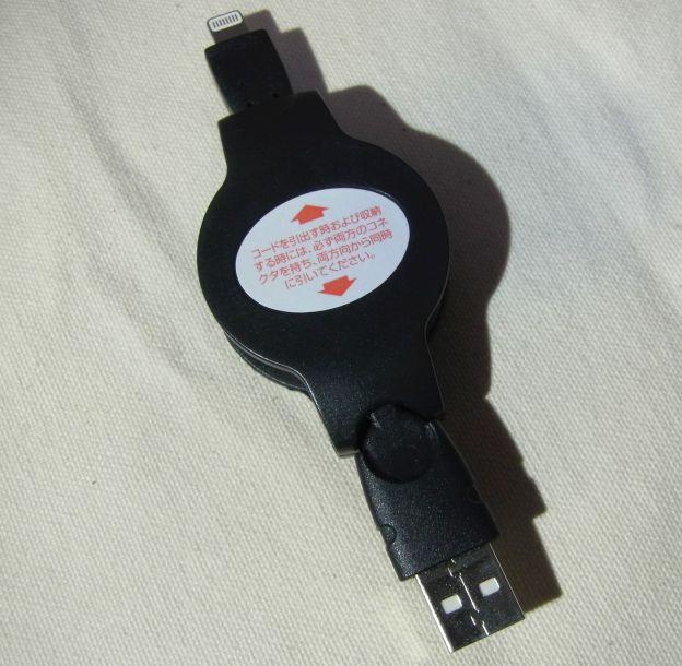 裏には注意書きのシールが貼られるが、まさかこれのため??