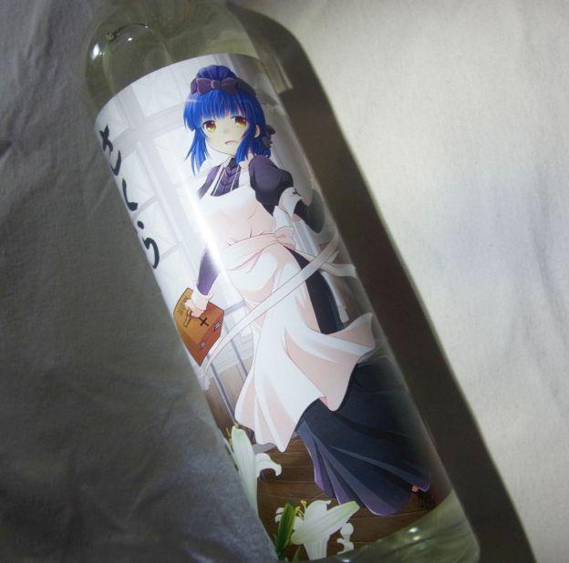 一見、メイド風だけれど、赤十字の腕章と、手に持つ救急箱で看護婦さんだと分かる。