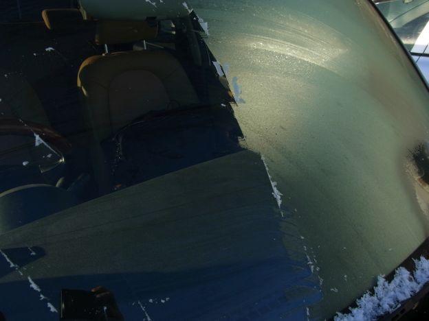 「霜」面で落としてやれば即視界確保(左半分施工後、右半分施工前)