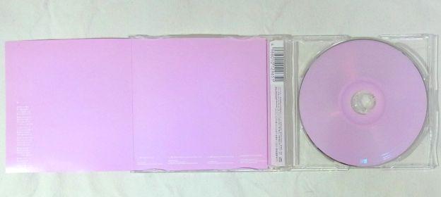 ジャケットの裏と盤面は桜色で統一されている。