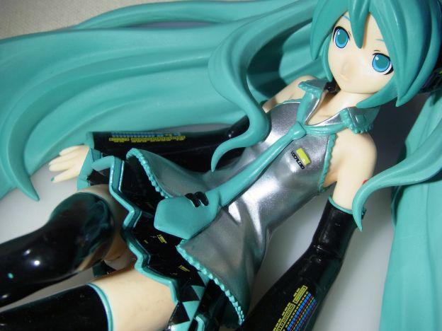 髪が乱れて胸にかかっている..