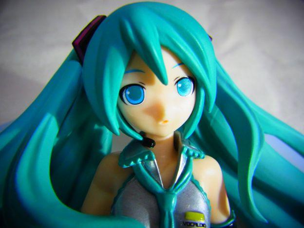 眠くて焦点が合わないようにも、びっくりして見開いているようにも見える。