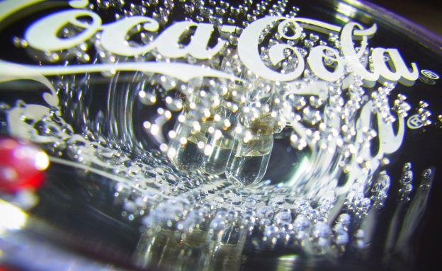 文字と雪の結晶の模様があるので見づらいが、3つLEDがある。