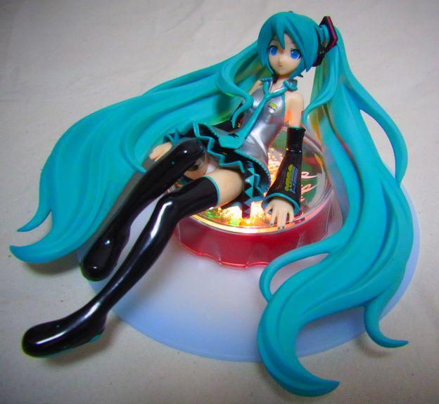 暖色系はミラーに映った髪の緑と混ぜ合わさってブレードランナー的色の奔流