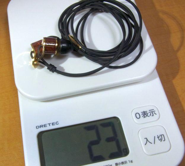 見た目の小ささやケーブルの細さからすると重い。