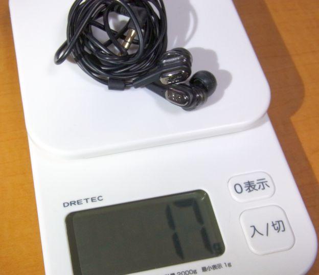 筐体がプラスチックなのに意外にあるHA-FXT90。