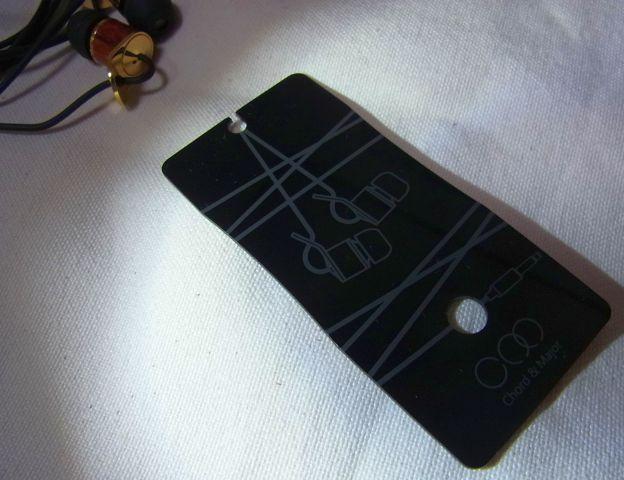 穴があいていてイヤホンの画が描いてあるプラ板。