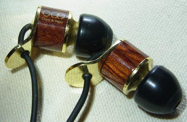 ウッド部が目立つがよく見ると金属部分が多い。