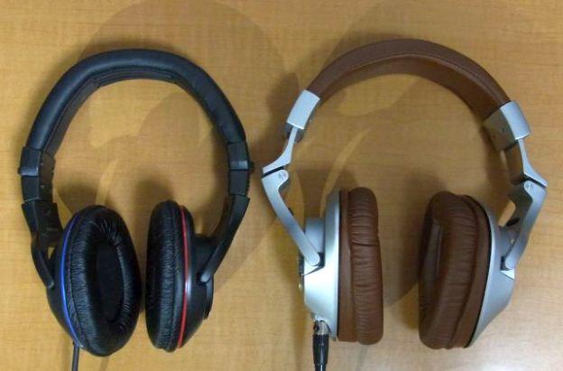 二つのヘッドホンを比べるとヘッドバンドの逆U字の形状がかなり異なる。