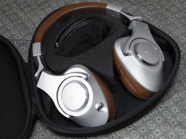 イヤーカップ部分は90度回るのでこういう形でケースに収める